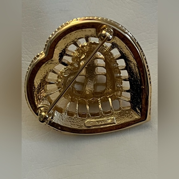 Vintage Nina Ricci golden textured hear brooch, signed w/jewelry  pouch 💛 - Picture 5 of 5